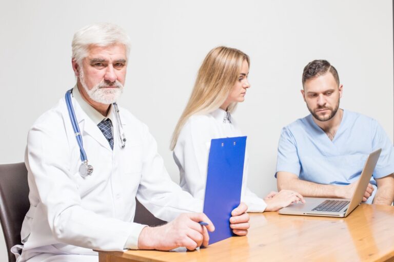 Ukážka pracovnej zdravotnej služby pre zamestnávateľa v praxi – lekár a zamestnanec pri prehliadke