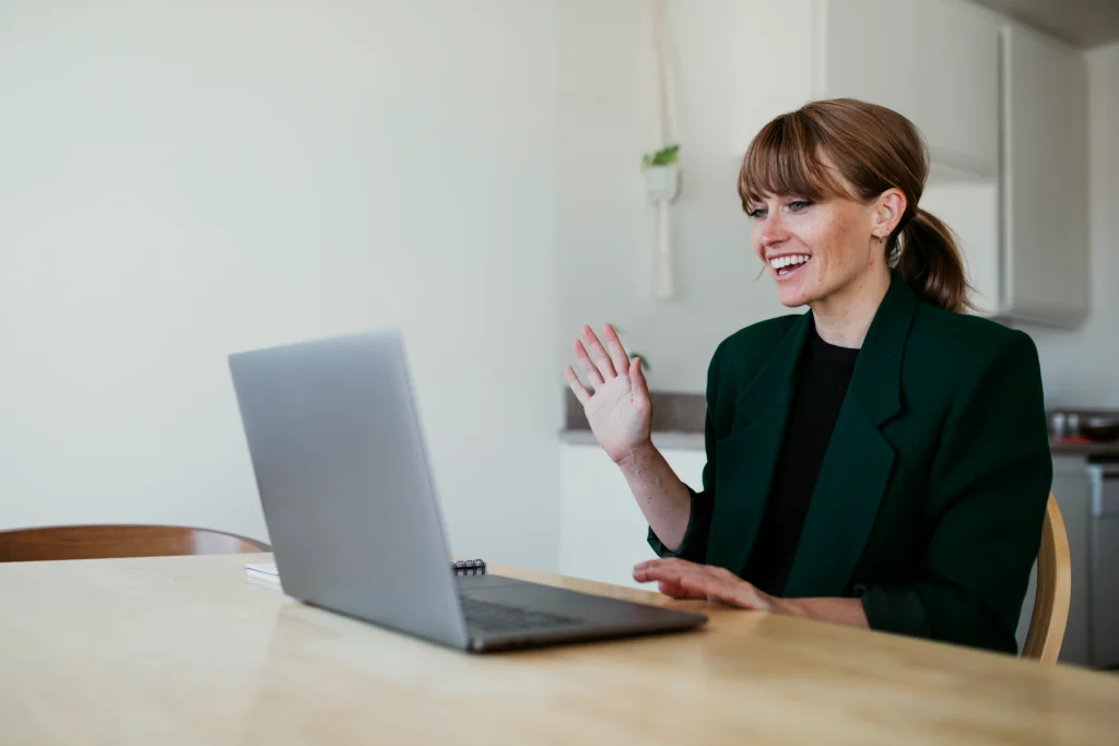 HR manažér sleduje online školenia zamestnancov v e-learning platforme na notebooku