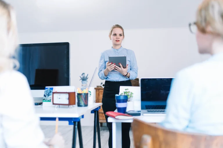 Zamestnanci absolvujú digitálne školenie na notebooku v kancelárii