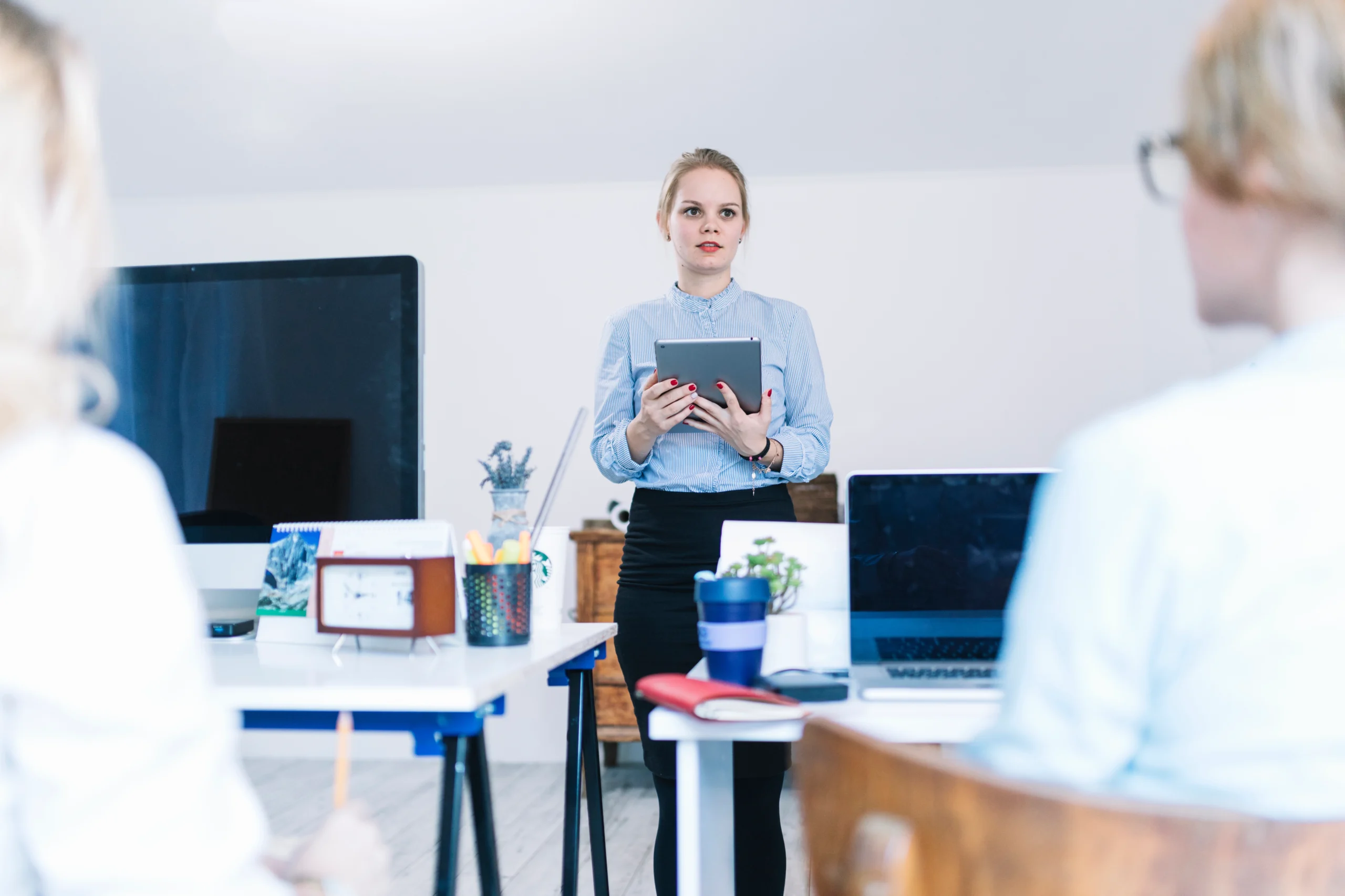 Zamestnanci absolvujú digitálne školenie na notebooku v kancelárii