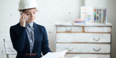 Projektová inžinierka pri stole rieši bezpečnostné predpisy.