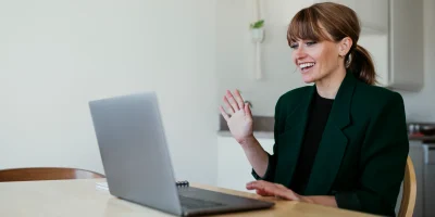 HR manažér sleduje online školenia zamestnancov v e-learning platforme na notebooku