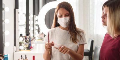 Pracovník hygieny vykonávajúci hygienickú kontrolu v prevádzke