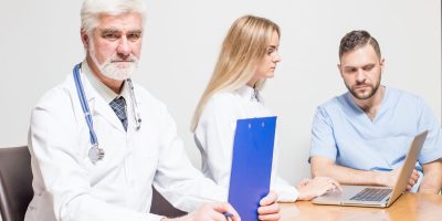 Ukážka pracovnej zdravotnej služby pre zamestnávateľa v praxi – lekár a zamestnanec pri prehliadke