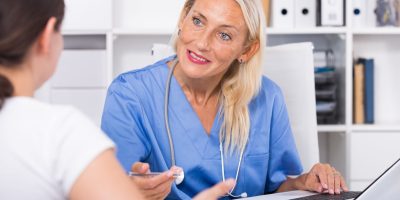 Ukážka pracovnej zdravotnej služby – zamestnanec s lekárom