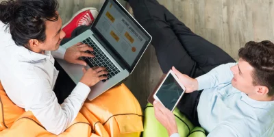 Zamestnanci absolvujú online školenie cez e-learning platformy na počítači